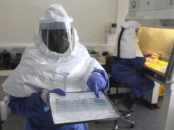 Поскольку вирус Эбола крайне опасен, работа с ним производится в костюме биозащиты