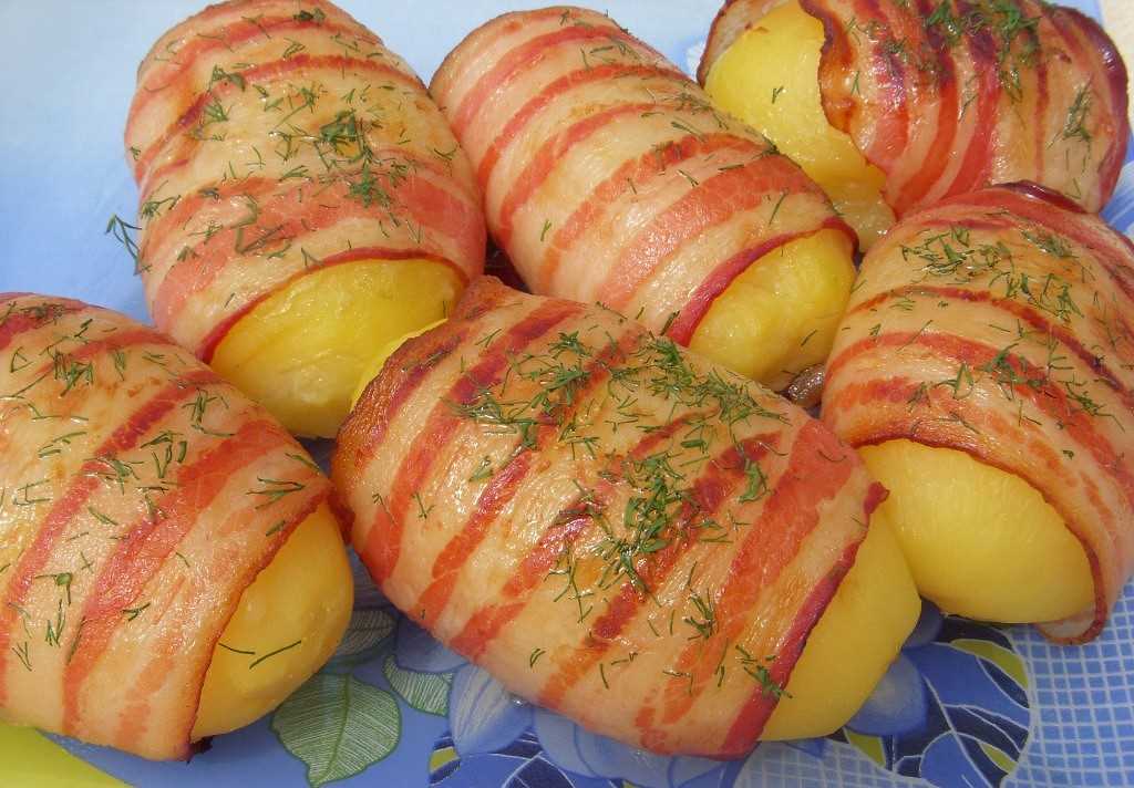 Рецепт картошки в духовке с морковью. Картофель на праздничный стол. Оригинальное блюдо из картошки. Запеченный картофель для праздничного стола. Картофель с беконом в духовке.