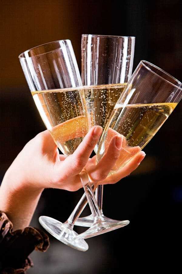 Традиция тянуть шампанское стаканами