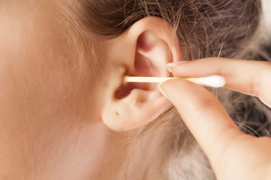 Когда и почему нужно чистить уши